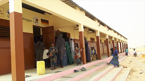 74 Die Bevölkerung von Tchiweten ergreift Besitz von ihrem neuen Schulgebäude