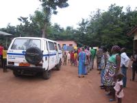 Der Krankenwagen kommt an der Krankenstation von Gbedaconou an